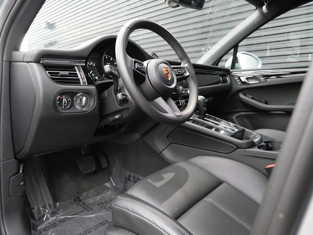 Thumbnail: 2026 Porsche Macan - 2
