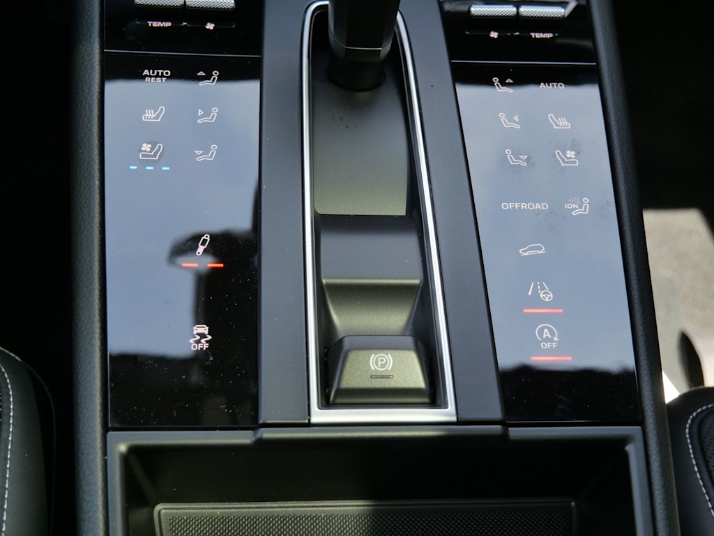 Thumbnail: 2026 Porsche Macan - 10