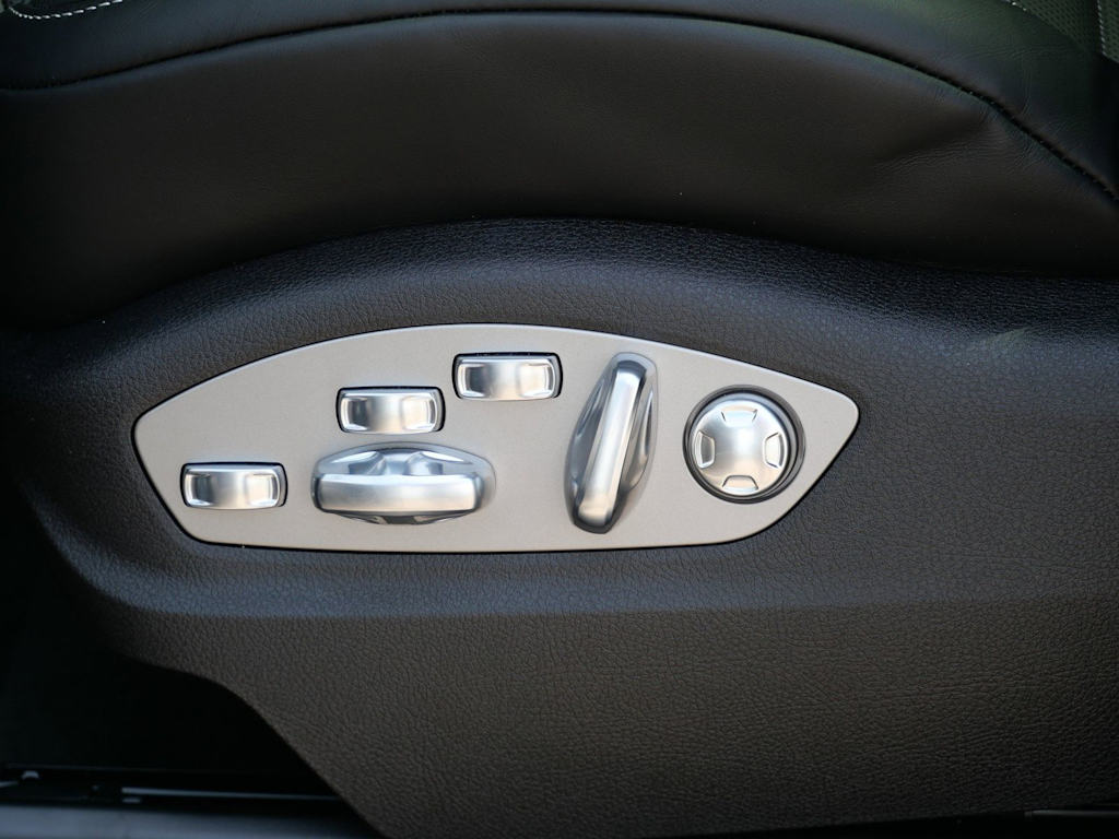 Thumbnail: 2026 Porsche Macan - 14