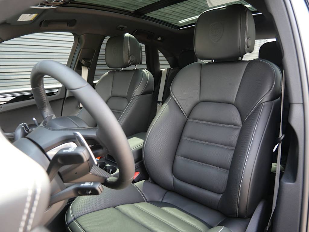 Thumbnail: 2026 Porsche Macan - 7