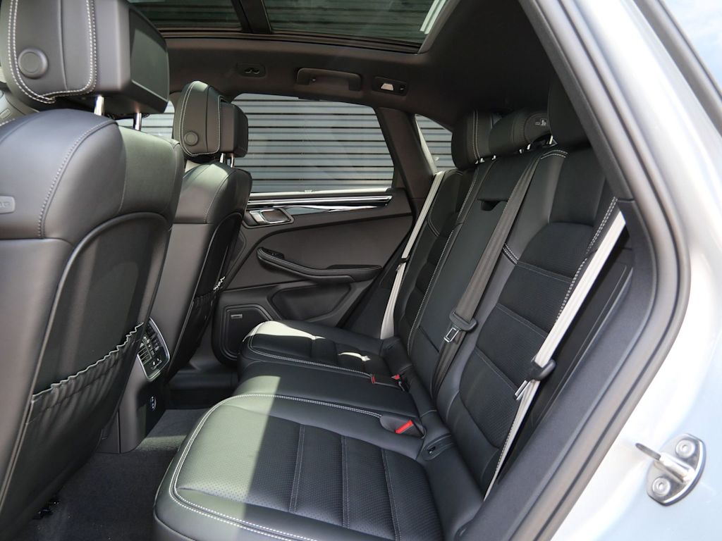 Thumbnail: 2026 Porsche Macan - 8