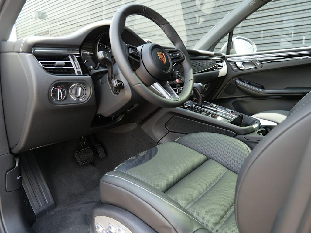 Thumbnail: 2026 Porsche Macan - 2