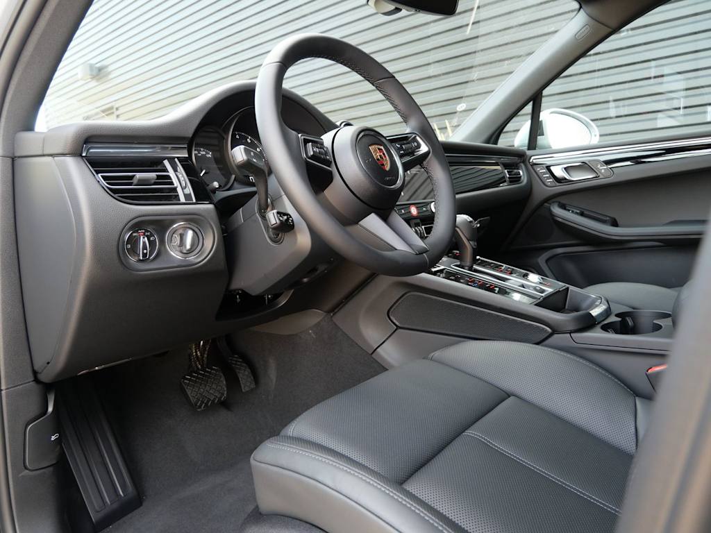 Thumbnail: 2026 Porsche Macan - 2