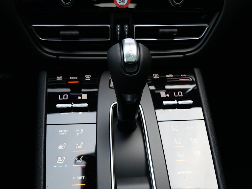 Thumbnail: 2026 Porsche Macan - 18