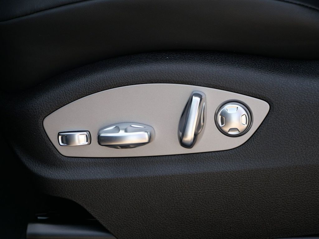 Thumbnail: 2026 Porsche Macan - 14