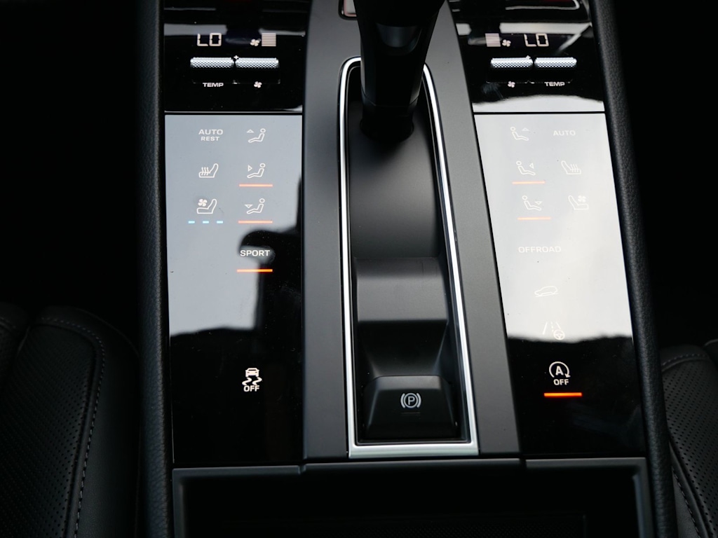 Thumbnail: 2026 Porsche Macan - 9