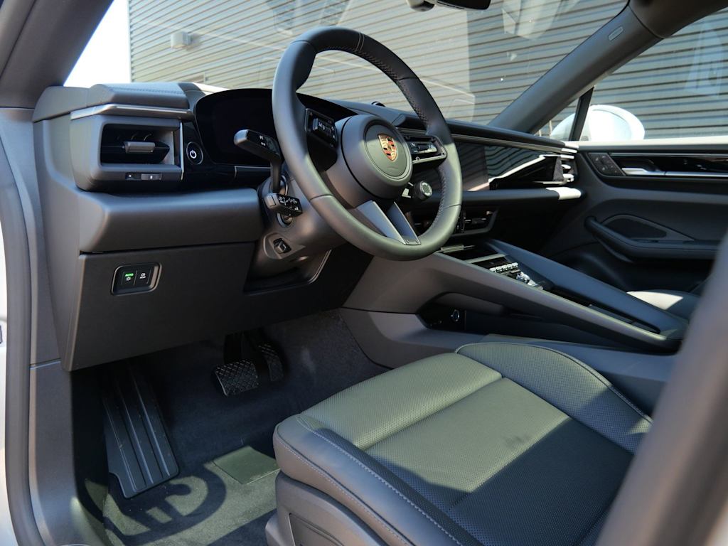 Thumbnail: 2026 Porsche Macan - 2