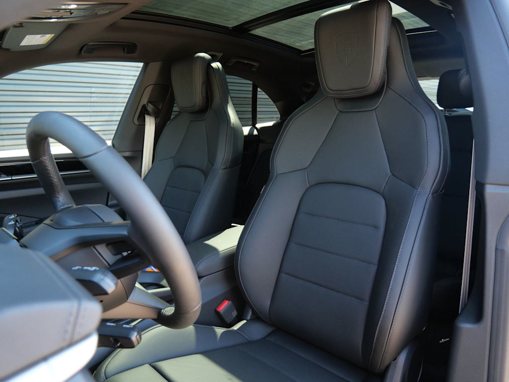 Thumbnail: 2026 Porsche Macan - 7