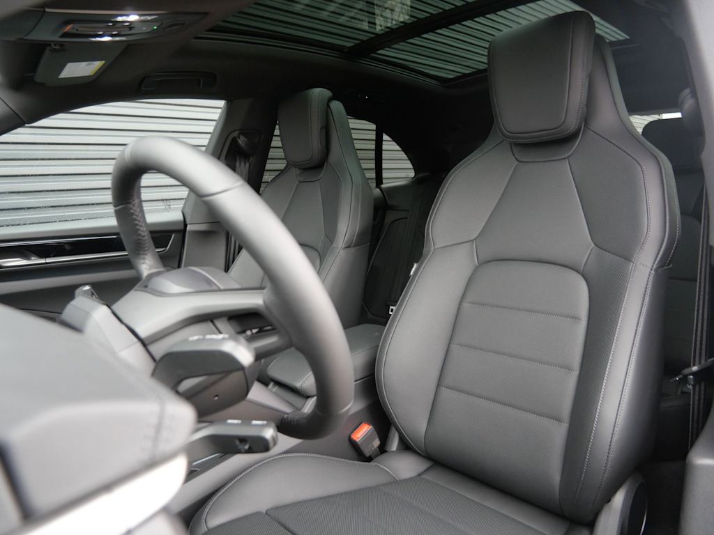 Thumbnail: 2026 Porsche Macan - 6
