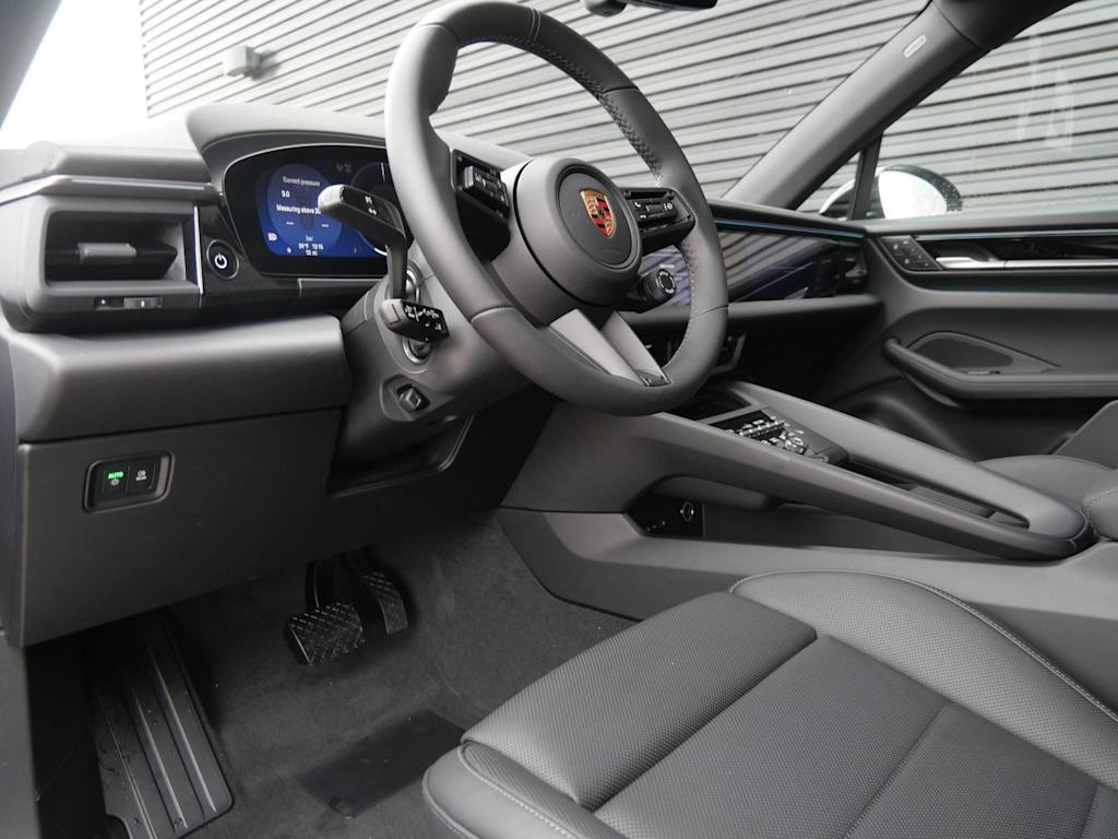 Thumbnail: 2026 Porsche Macan - 2