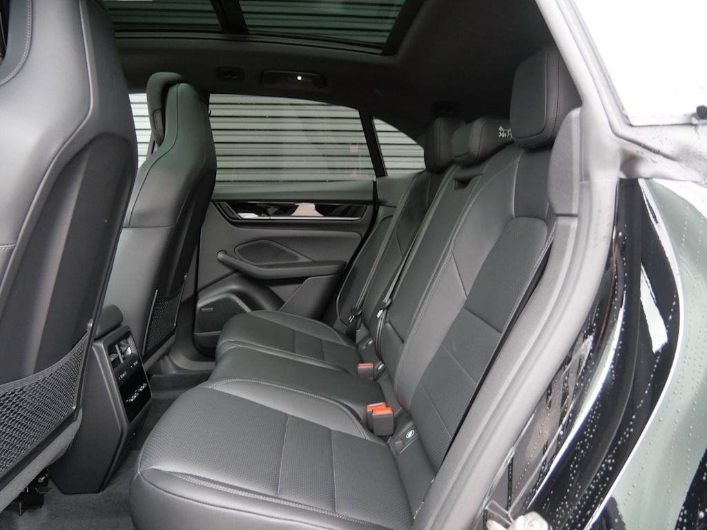 Thumbnail: 2026 Porsche Macan - 7