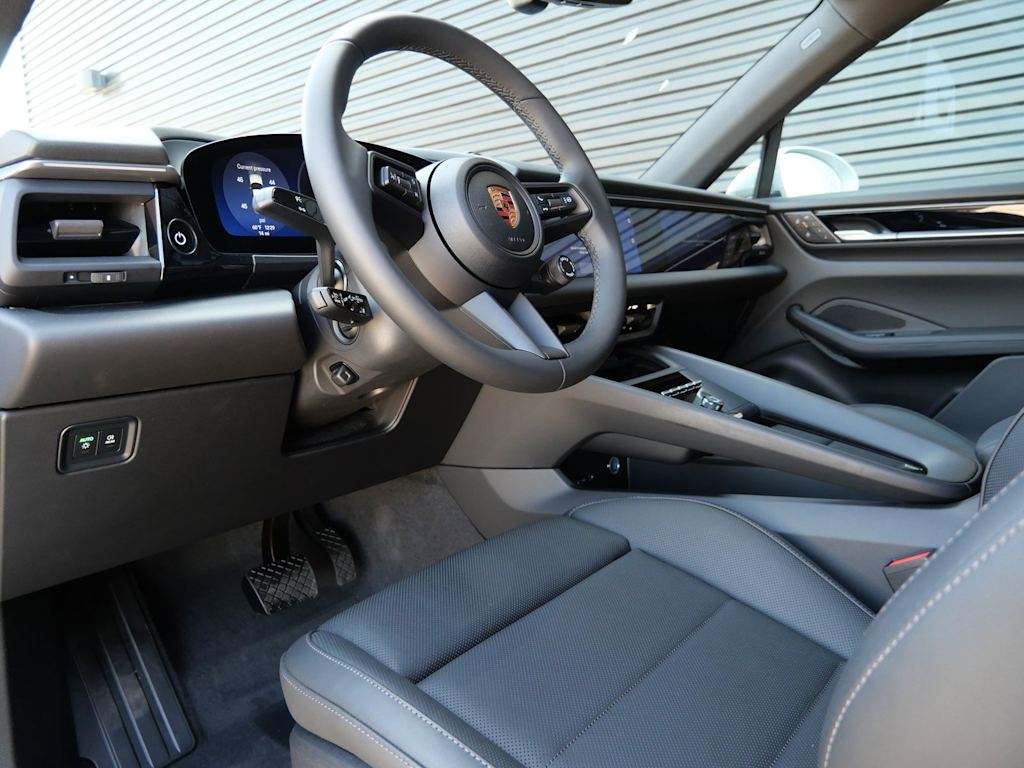 Thumbnail: 2026 Porsche Macan - 2
