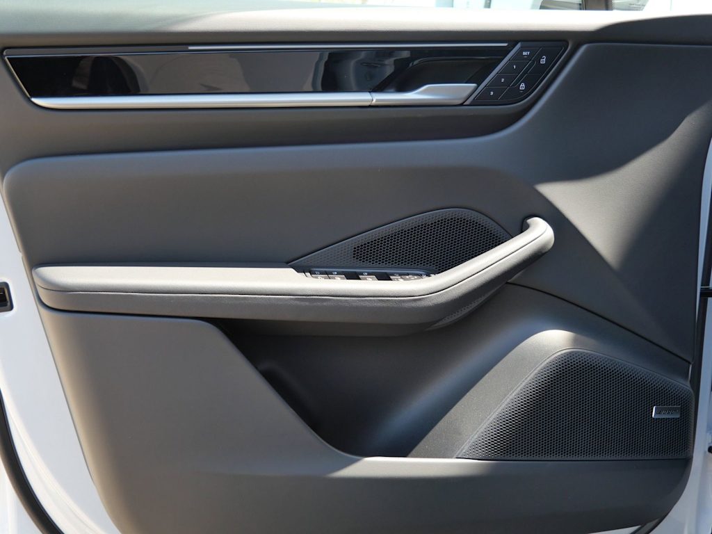 Thumbnail: 2026 Porsche Macan - 12