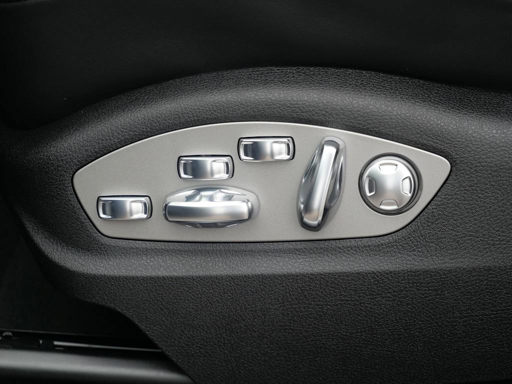 Thumbnail: 2026 Porsche Macan - 13