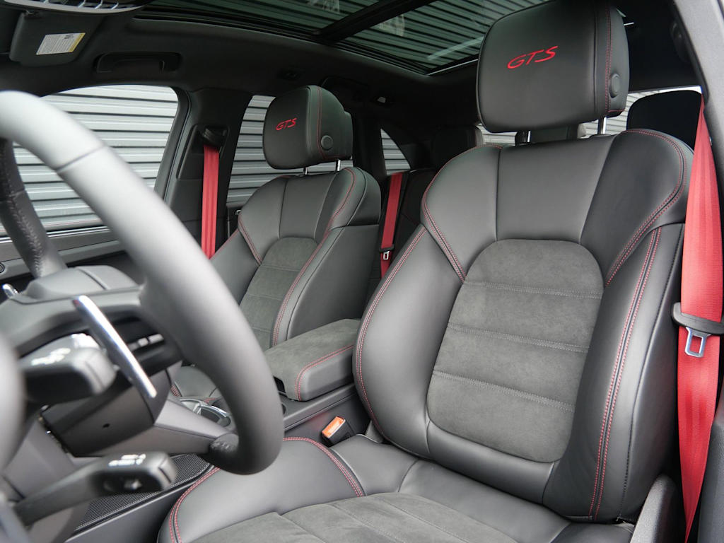 Thumbnail: 2026 Porsche Macan - 7