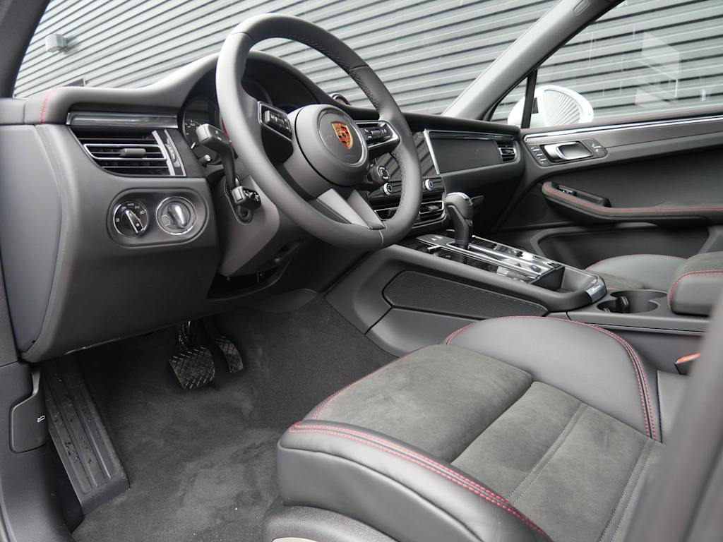 Thumbnail: 2026 Porsche Macan - 2