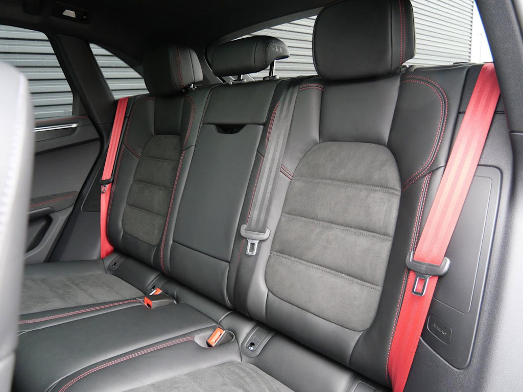 Thumbnail: 2026 Porsche Macan - 8