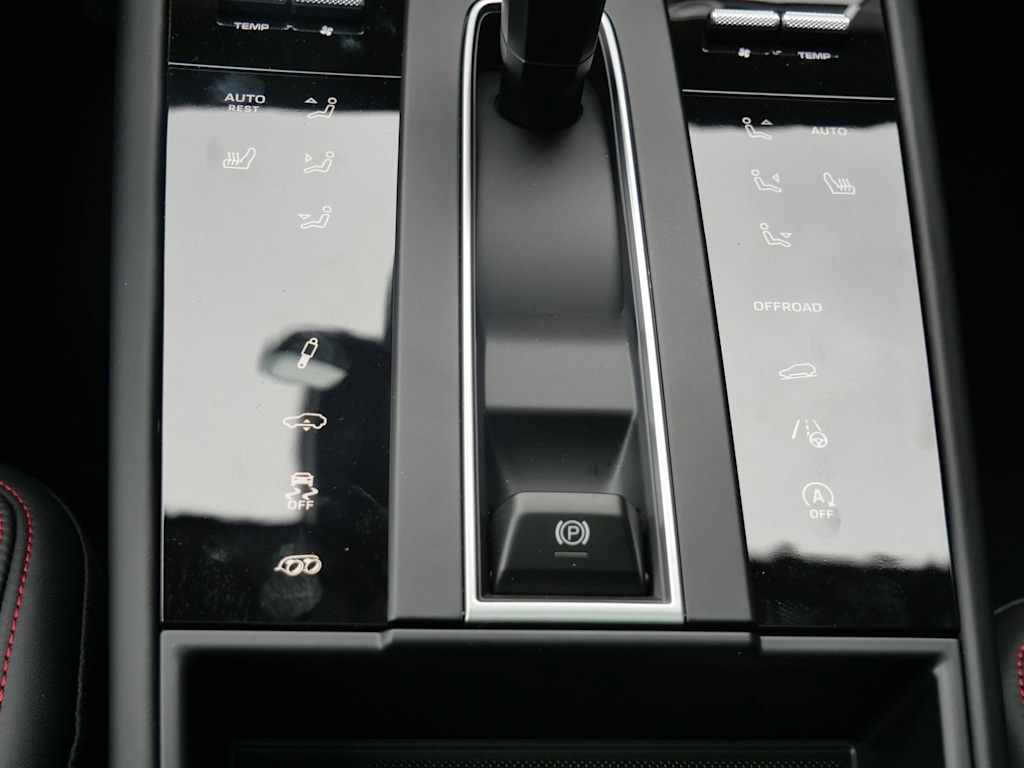 Thumbnail: 2026 Porsche Macan - 10