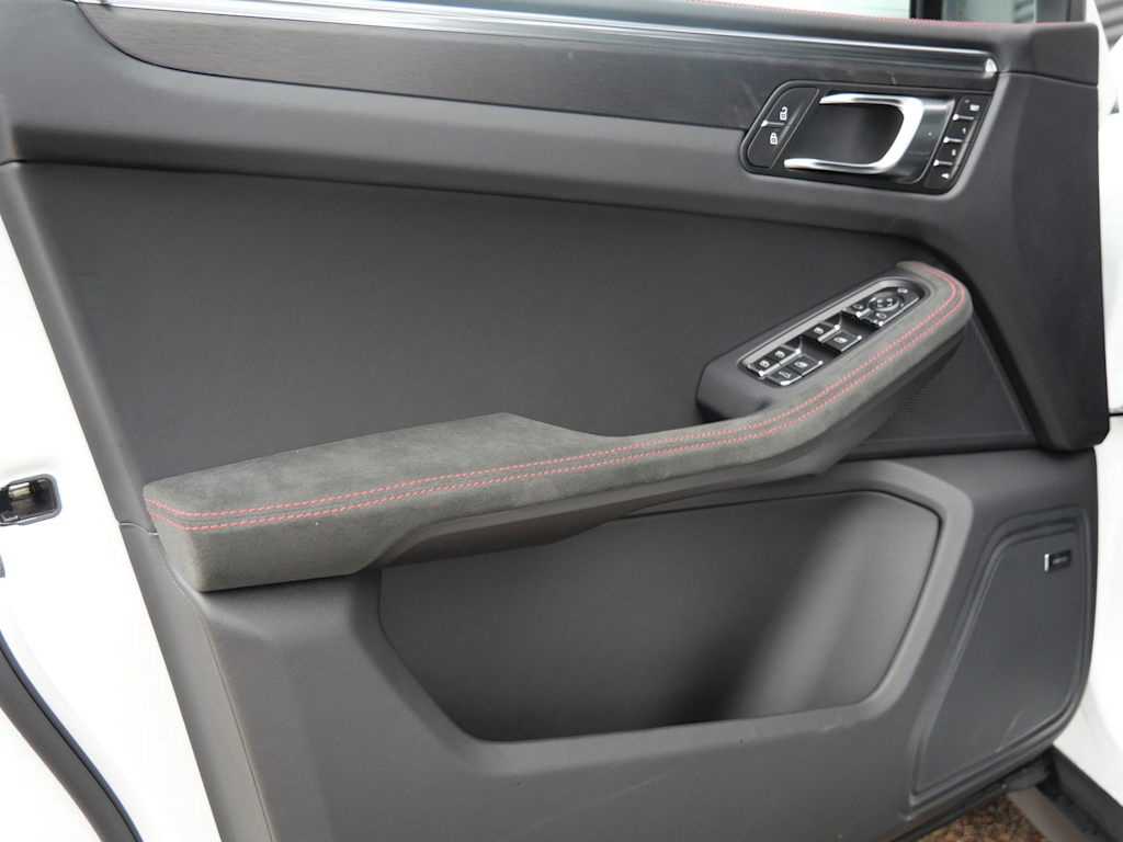 Thumbnail: 2026 Porsche Macan - 12