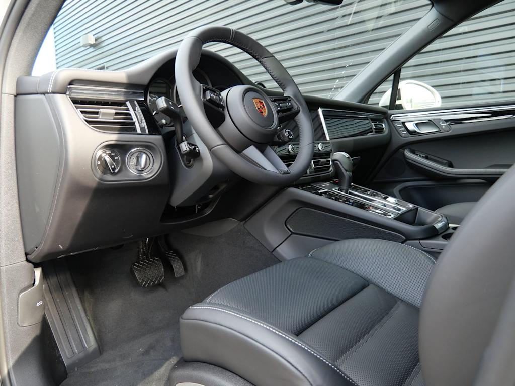 Thumbnail: 2026 Porsche Macan - 2