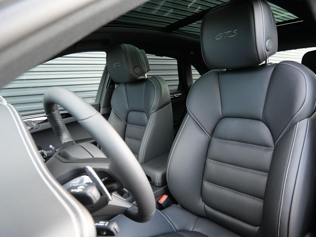 Thumbnail: 2026 Porsche Macan - 5