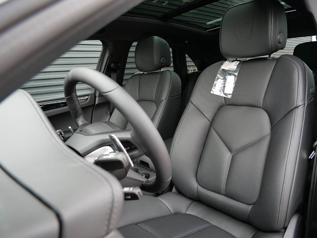 Thumbnail: 2026 Porsche Macan - 8