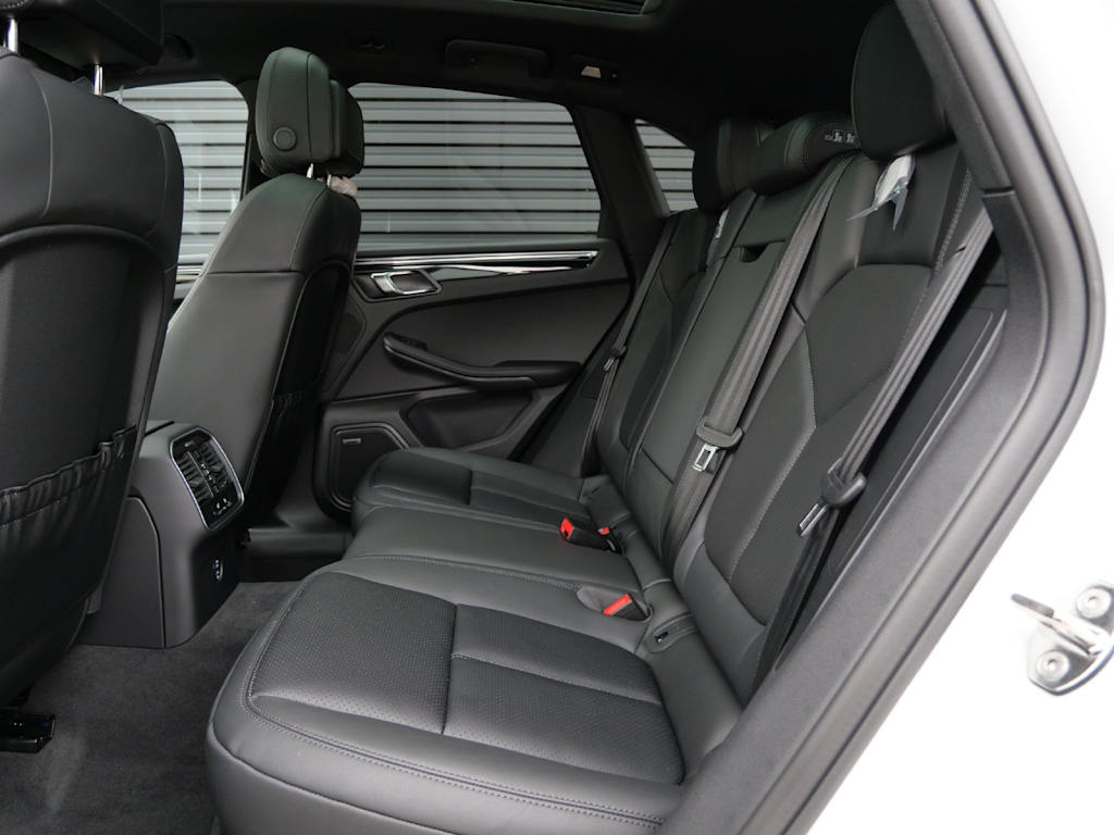 Thumbnail: 2026 Porsche Macan - 6