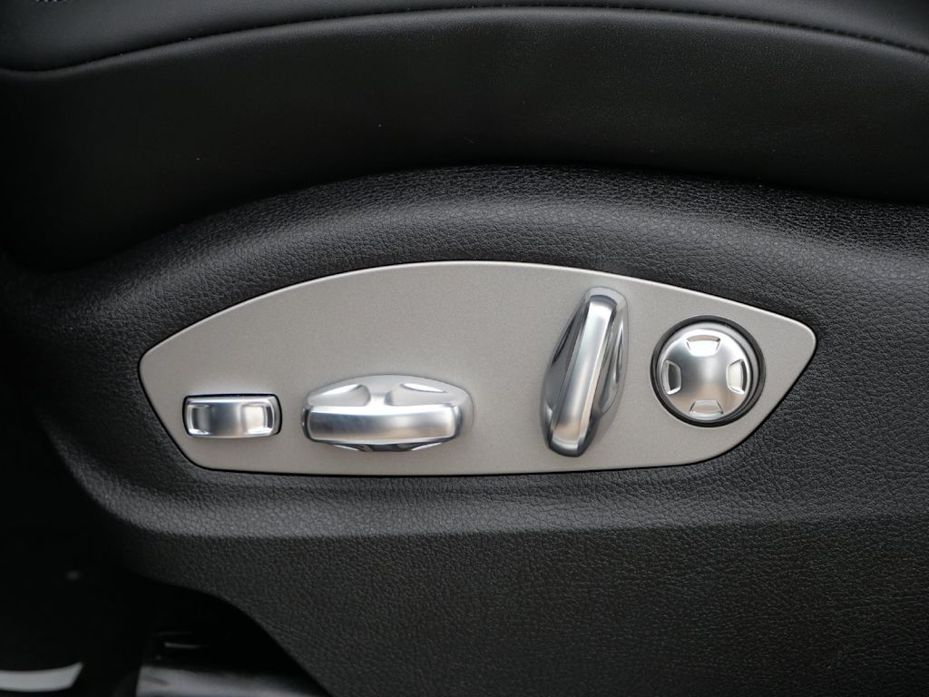 Thumbnail: 2026 Porsche Macan - 13