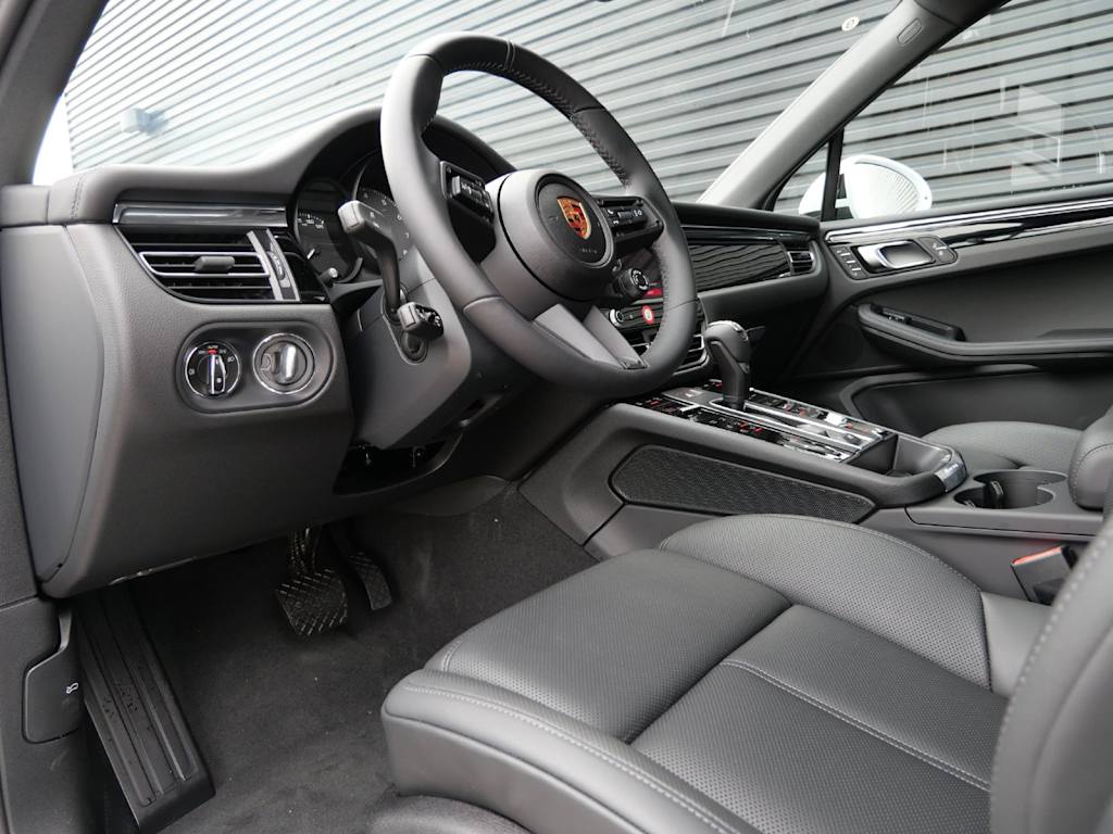Thumbnail: 2026 Porsche Macan - 2