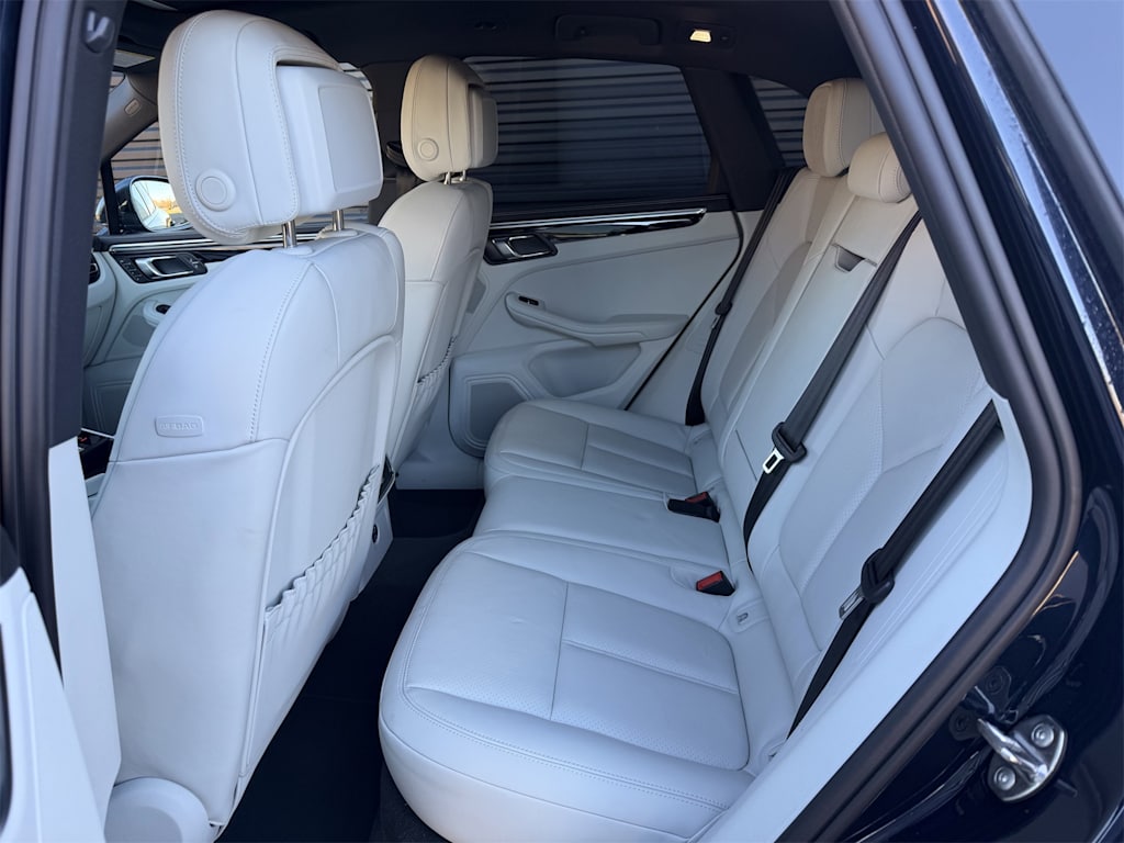 Thumbnail: 2023 Porsche Macan - 10