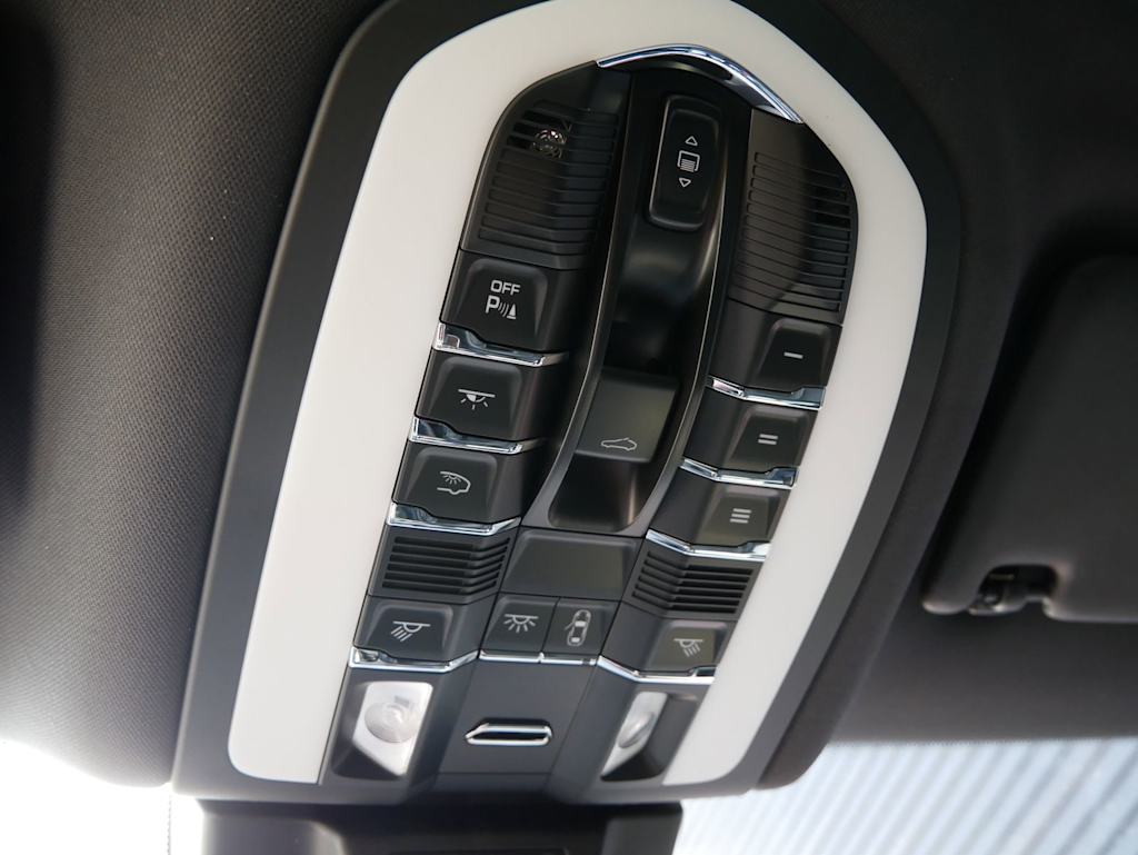 Thumbnail: 2025 Porsche Macan - 20