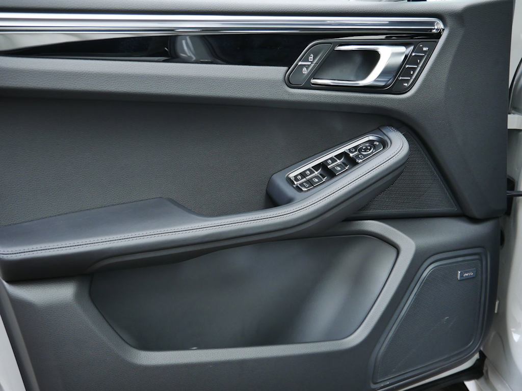Thumbnail: 2026 Porsche Macan - 17