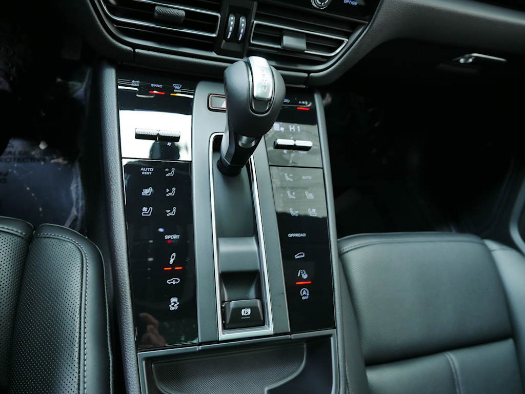 Thumbnail: 2026 Porsche Macan - 12