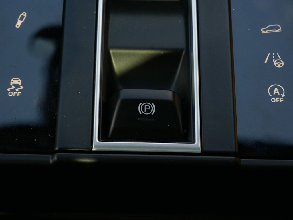 Thumbnail: 2026 Porsche Macan - 16