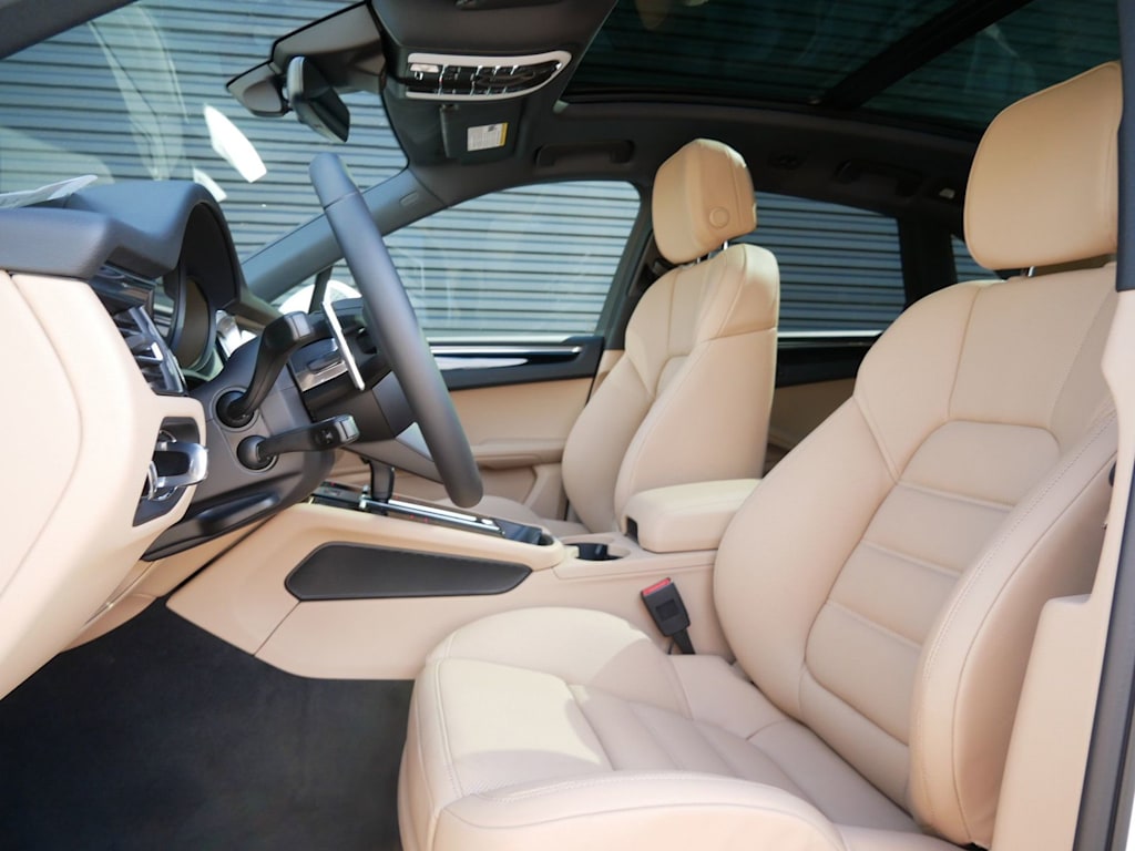 Thumbnail: 2026 Porsche Macan - 6