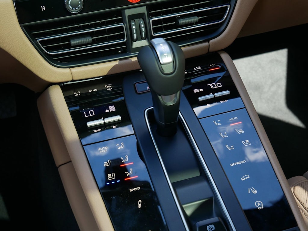 Thumbnail: 2026 Porsche Macan - 14