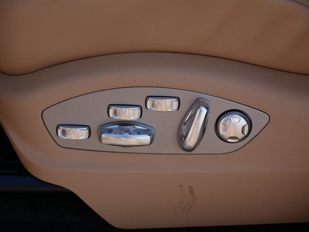 Thumbnail: 2026 Porsche Macan - 18