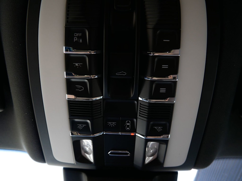 Thumbnail: 2026 Porsche Macan - 25