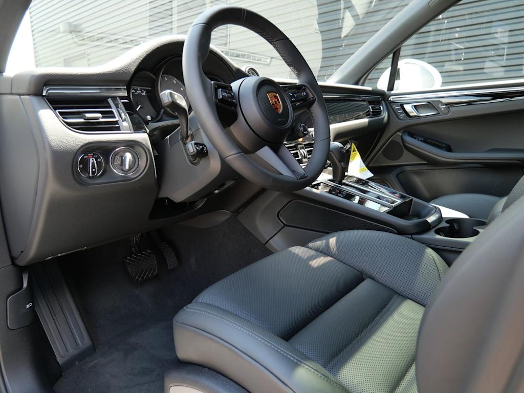 Thumbnail: 2026 Porsche Macan - 2