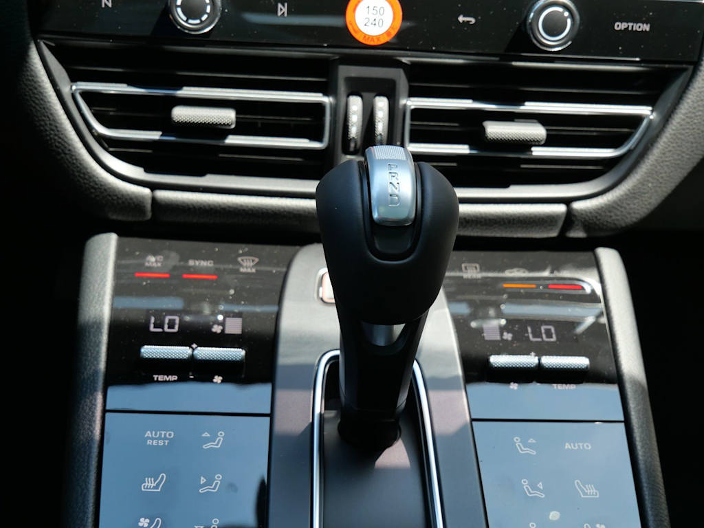 Thumbnail: 2026 Porsche Macan - 21