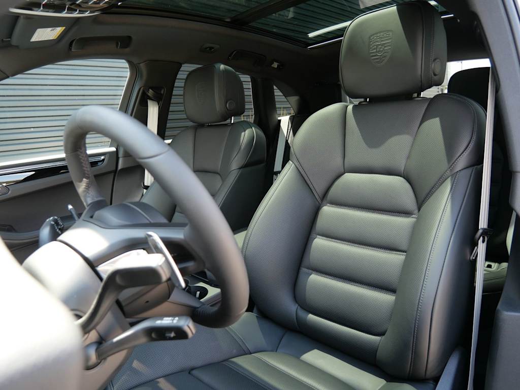 Thumbnail: 2026 Porsche Macan - 7
