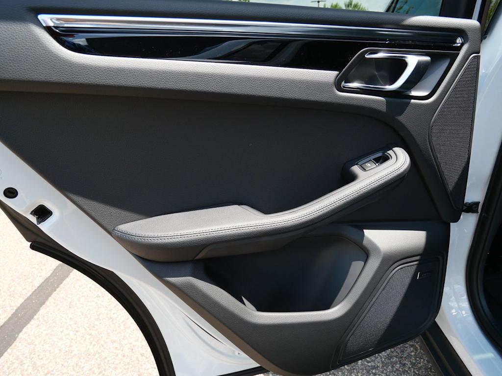 Thumbnail: 2026 Porsche Macan - 17
