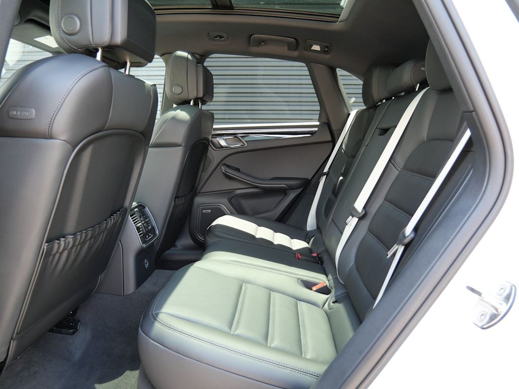 Thumbnail: 2026 Porsche Macan - 8
