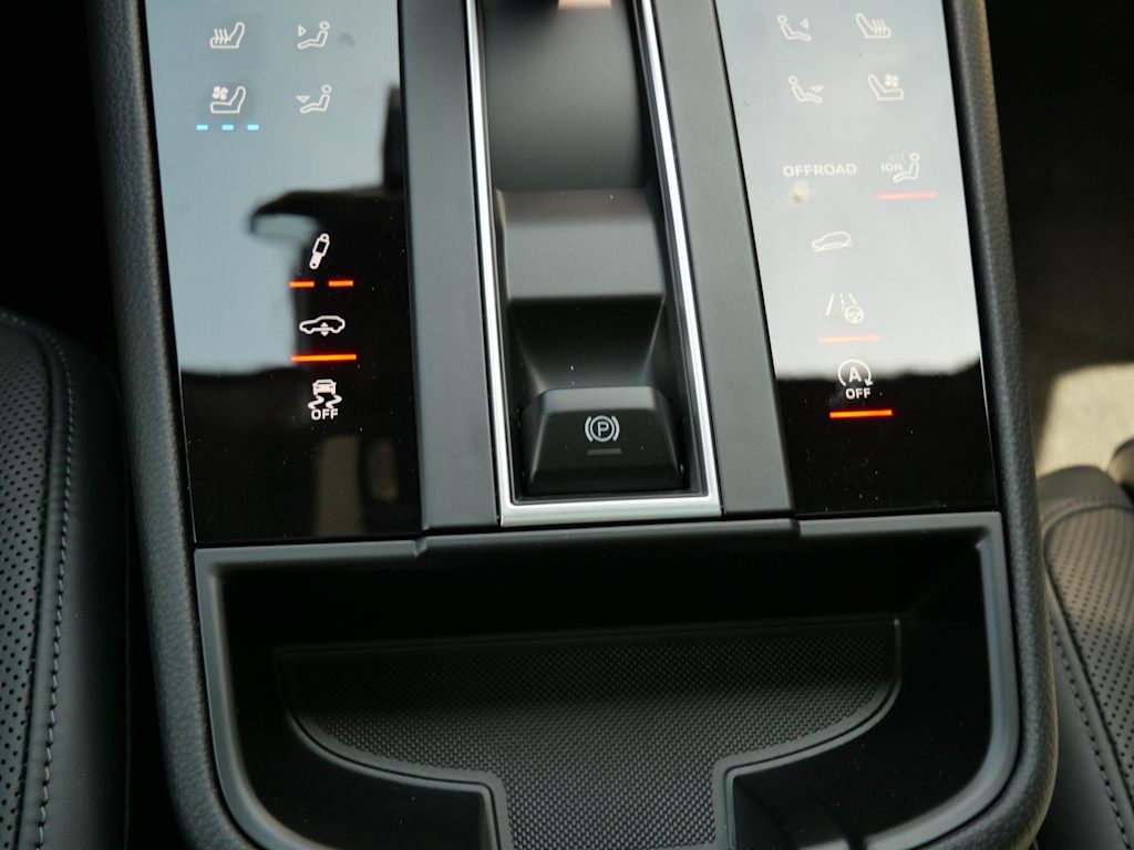 Thumbnail: 2026 Porsche Macan - 20