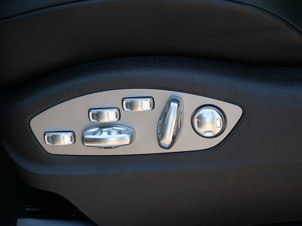 Thumbnail: 2026 Porsche Macan - 16