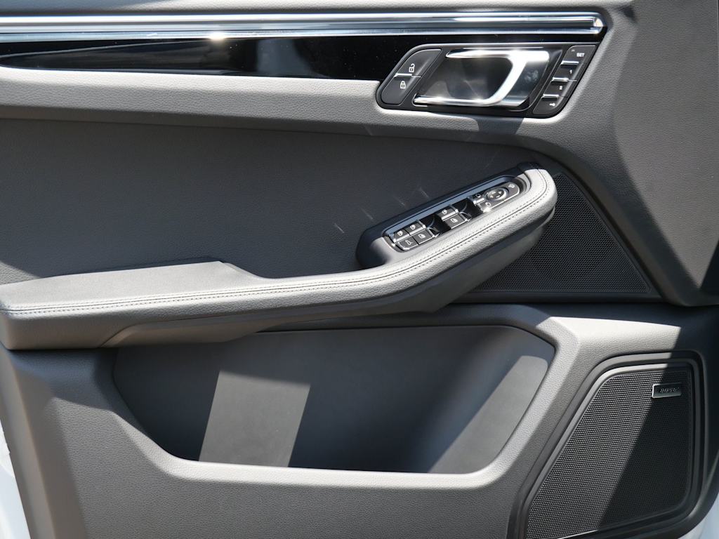 Thumbnail: 2026 Porsche Macan - 15