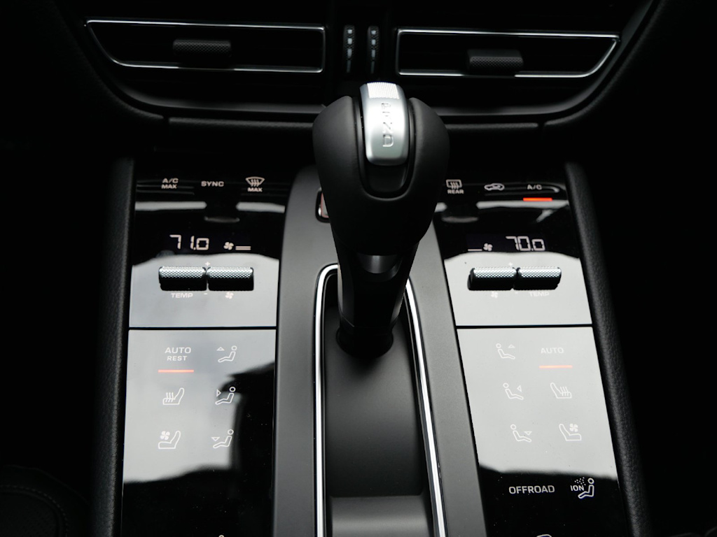Thumbnail: 2026 Porsche Macan - 16