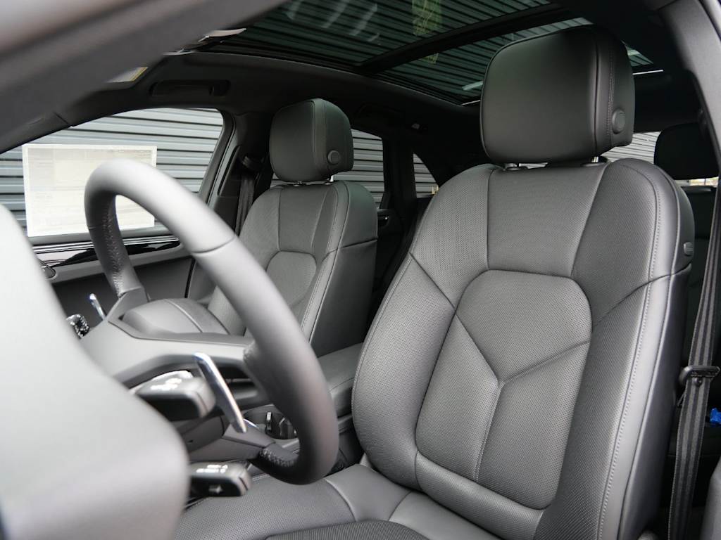 Thumbnail: 2026 Porsche Macan - 5