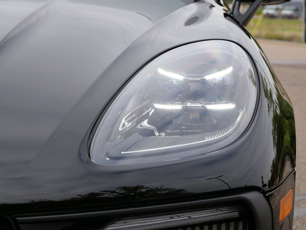 Thumbnail: 2026 Porsche Macan - 10