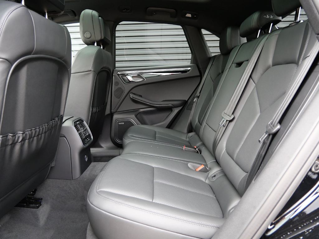 Thumbnail: 2026 Porsche Macan - 6